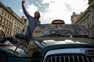 Thế giới chống chọi Uber, Uber chống lại thế giới