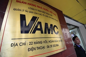 Phải có sàn giao dịch mua bán nợ
