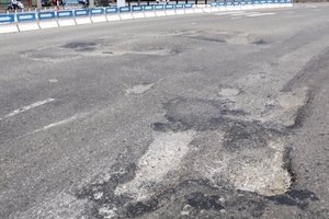 Đường tránh BOT Cai Lậy đang xuống cấp, đầy ổ gà!