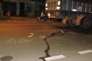 Va chạm với xe máy và ngã xuống đường, thanh niên bị xe khách cán tử vong