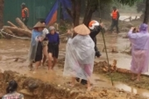 Yên Bái: Lũ về khiến một gia đình nghi mất tích, 8 ngôi nhà bị sập hoàn toàn