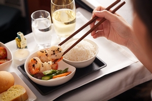 5 thực phẩm không nên ăn khi đi máy bay