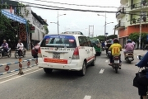 'Cuộc chiến taxi': Xem xét, xử lý việc dán logo phản đổi Uber-Grab