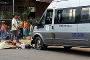 Đôi nam nữ phượt thủ chạy xe máy ngã ra đường, một người bị ô tô cán tử vong