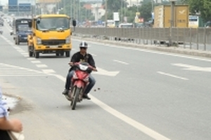 Xe máy vẫn 'lướt gió', xe khách thản nhiên đón trả khách ở đường vành đai 3 trên cao