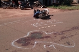 Đi xe máy chở 3 tông vào công nông, 3 người thương vong