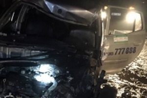 Taxi nát bét sau cú đâm vào xe khách, 3 người nhập viện trong đêm