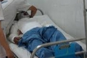 Đang chạy xe máy trên đường, người phụ nữ bị tạt cả ca axit vào người