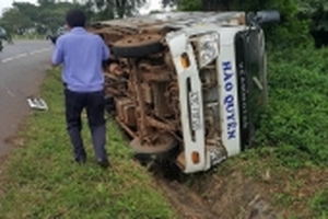 Đưa con đi khám bệnh, mẹ bị xe tải tông tử vong