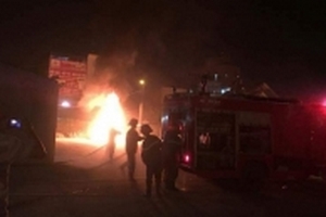 Xe Mazda 3 đang đỗ bất ngờ bốc cháy trơ khung