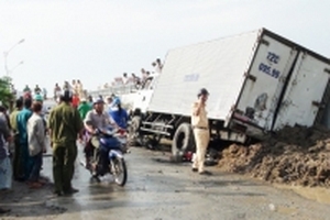Xe tải tuột dốc cầu tông 2 xe máy, cháu bé 6 tuổi tử vong