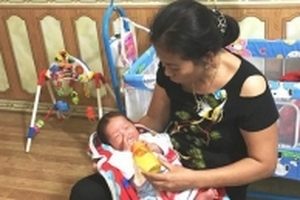 Phát hiện bé trai 20 ngày tuổi bị bỏ rơi trong thùng giấy