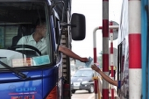 Cảnh sát cơ động được điều tới BOT Biên Hoà trong buổi sáng trạm thu phí trở lại