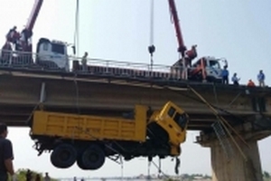 Cận cảnh hiện trường trục vớt chiếc xe ben ủi bay lan can cầu lao xuống sông