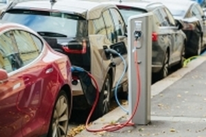Phát thải ôtô điện bằng một nửa so với chạy bằng xăng