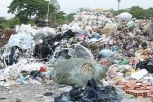 Bãi rác khổng lồ gây ô nhiễm khu dân cư đông đúc giữa Sài Gòn