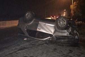 Đâm vào giải phân cách, xe ô tô con lộn nhào nhiều vòng