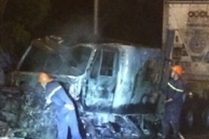 Đâm vào dải phân cách, xe đầu kéo bốc cháy ngùn ngụt trong đêm