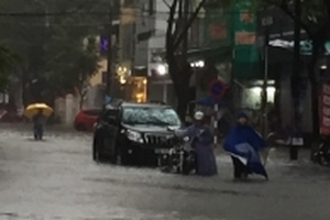 Ảnh hưởng hoàn lưu bão số 12, nhiều tuyến đường ở Huế 'biến' thành sông