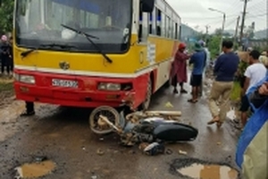 Xe máy va chạm với xe buýt, bố và con gái 4 tuổi thương vong
