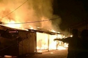 Cháy lớn trong đêm, 7 gian hàng bị ngọn lửa thiêu rụi
