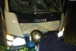 Xe tải nghi lấn trái tông chết hai người đàn ông