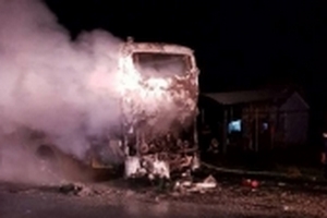 Gia Lai: Xe khách cháy rụi, trơ khung trên quốc lộ 19