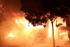 Cây xăng bốc cháy lúc nửa đêm, kho chứa nhớt bị thiêu rụi