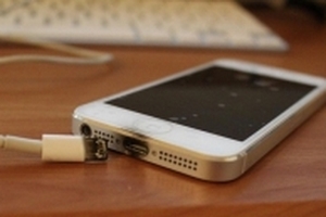 Nữ sinh bị điện giật tử vong khi sạc pin điện thoại