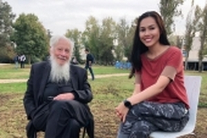 Á hậu Hoàng My gặp Tiến Sĩ Nobel Robert Aumann để hỏi cách vượt qua scandal