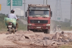 Đường gom cao tốc Hà Nội - Bắc Giang xuống cấp như ruộng cày