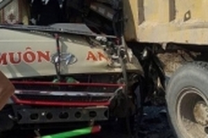 Xe khách nát đầu sau cú đâm vào đuôi xe tải, lái xe tử vong tại chỗ