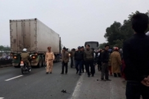 Đi xe máy băng qua đường, hai người đàn ông bị xe tải cuốn vào gầm, tử vong tại chỗ