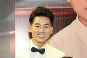 Ca sĩ Việt Tú: 'Ở Việt Nam, cứ cầm mic lên là thành ca sĩ là phát ngôn thiển cận và nông nổi'