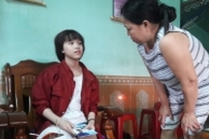 Vợ qua đời vì ung thư, người cha nuốt nước mắt chứng kiến con gái chống chọi với bệnh ung thư xương