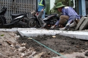 Vụ đá tự nhiên có độ bền 70 năm nhưng 1 năm đã vỡ nát: Cận cảnh quá trình lát đá trên vỉa hè