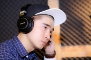 Chi Dân: 'Mẹ đi vay nợ cho tôi làm MV và mua bài hát'