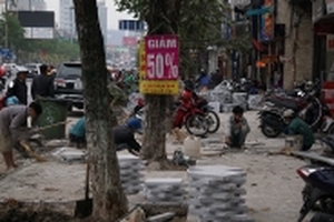 Vỉa hè lát đá tự nhiên: 'Đừng vài ba năm lại đào bới, xới hè'