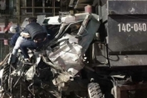 Hai xe tải 'tan tành' sau cú đâm nhau trực diện, tài xế mắc kẹt trên cabin