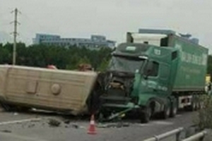 Xe container đâm xe khách 29 chỗ lật ngang đường trên cao tốc Nội Bài – Lào Cai