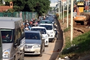 Giao thông hỗn loạn tại công trình cầu vượt An Dương – Thanh Niên vào giờ cao điểm