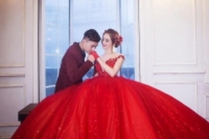 Tiết lộ về đám cưới cổ tích và chiếc váy cưới đặc biệt đuôi dài 5m của Lâm Khánh Chi