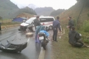 Xe cứu thương chở bệnh nhân đâm vào lan can quốc lộ, 3 người nhập viện cấp cứu