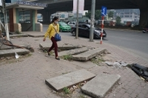 Cận cảnh những 'tử thần há miệng' chờ người đi bộ trên vỉa hè