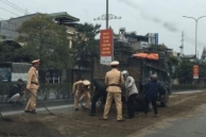 Cảnh sát giao thông xúc cát ngăn vết dầu tràn 2km trên đường