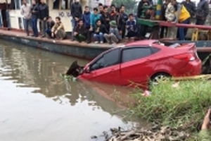 Phát hiện ô tô con dưới sông, bên trong có người tử vong