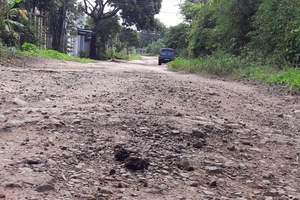 Khốn khổ vì hơn 10 năm 'sống chung' với con đường 'nát như tương'