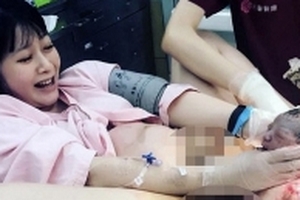 Tranh cãi bức ảnh sản phụ tự tay kéo con ra lúc sinh nở bị Facebook gỡ bỏ vì nhạy cảm