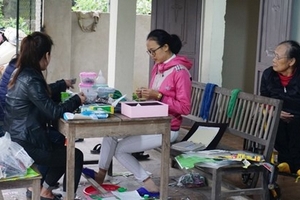 Cô gái sản xuất sách từ giấy loại tạo việc làm cho người khuyết tật