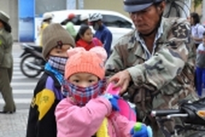 Nhiệt độ bất ngờ giảm sâu, người dân Nha Trang co ro trong giá rét